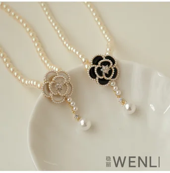 Kamélie náhrdelník světlo luxusní niche perlový náhrdelník žena v létě malé čerstvé sladká květina klíční kost řetěz